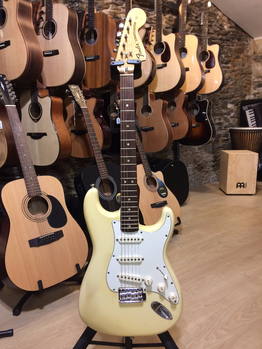 FENDER STRATOCASTER 1976 BLONDE FENDER STRATOCASTER 1976 BLONDE